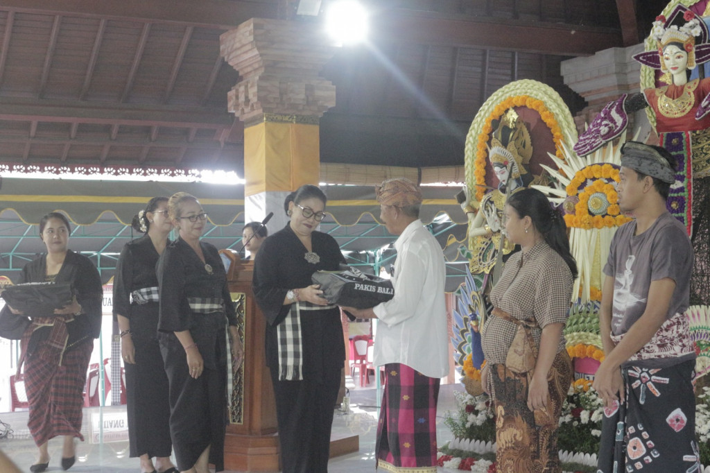 Penyerahan Paket Bantuan Sembako dari Paiketan Krama Istri Bali kepada Masyarakat di Desa Dalung